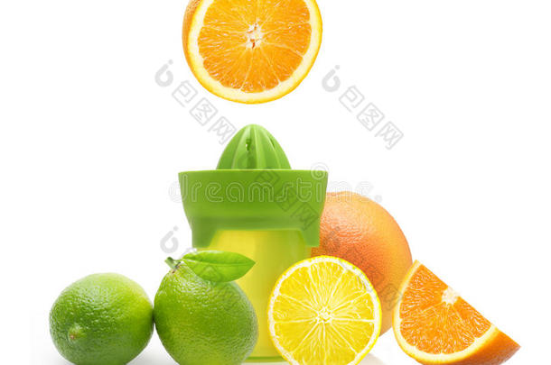 绿色手动榨汁机和柑橘类水果