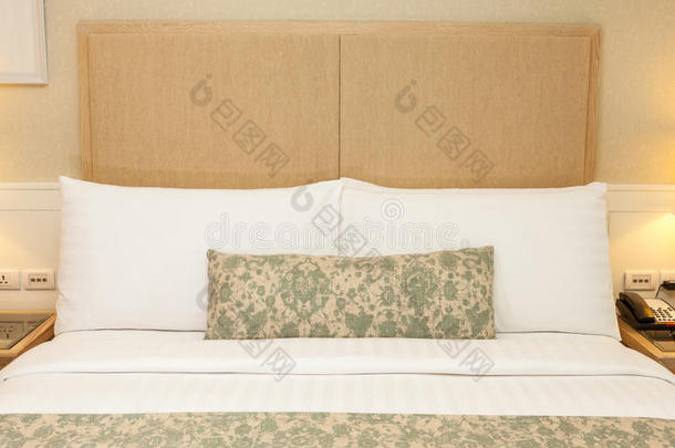 卧室设计与家具。 特大床，枕头，盖子
