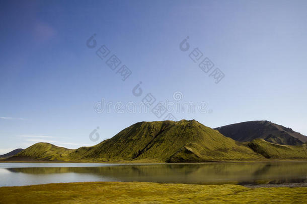 冰岛南部有湖泊的绿色火山山脉