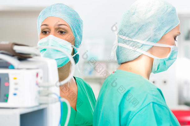 外科医生在手术室给病人做手术