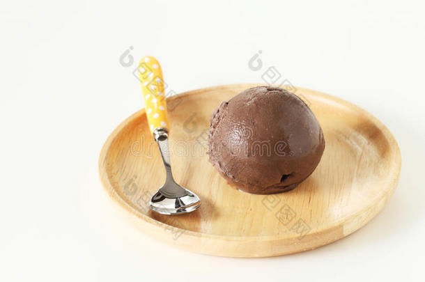 白底木盘巧克力冰淇淋