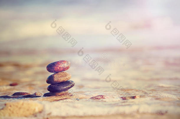 海滩上的石头<strong>复古风</strong>格形象