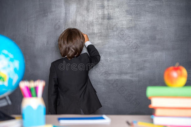 小学生在黑板上写字