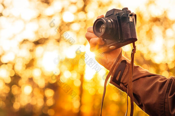 男人手握复古摄影相机户外生活方式