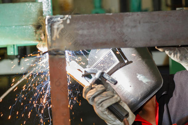 用电焊焊接钢结构的工人