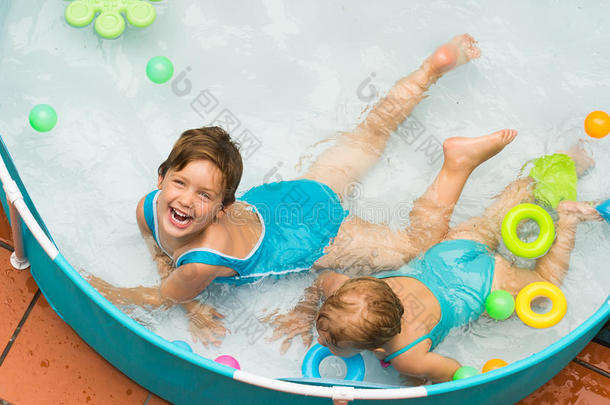 孩子们在儿童游泳池游泳