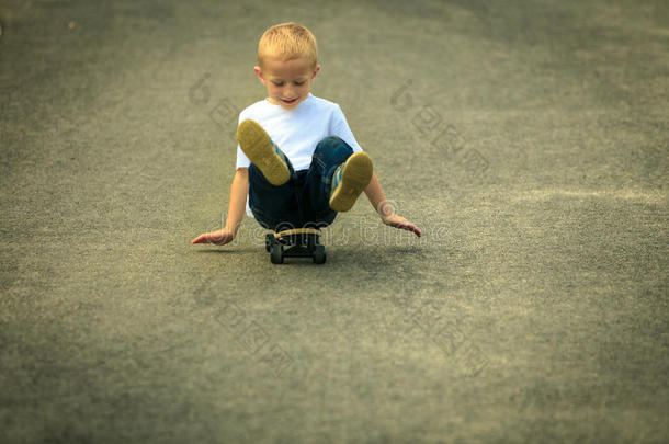 玩滑板的男孩。户外活动。