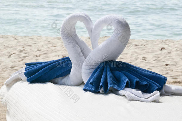 海滩水疗中心的心形天鹅毛巾折纸