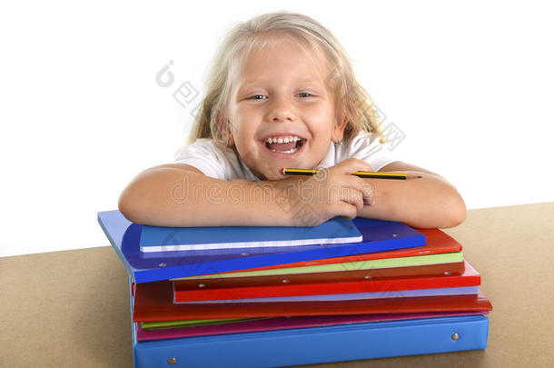 可爱的小女生在桌子上开心，靠在书上放松