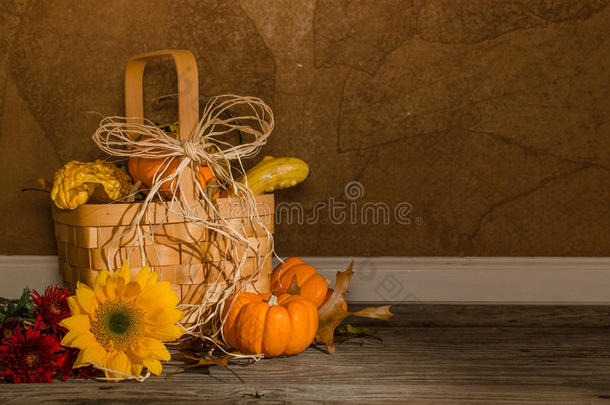 秋天的篮子里有南瓜和向日葵