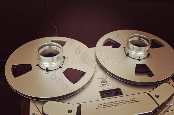 带磁带的开放式金属卷盘，用于专业录音