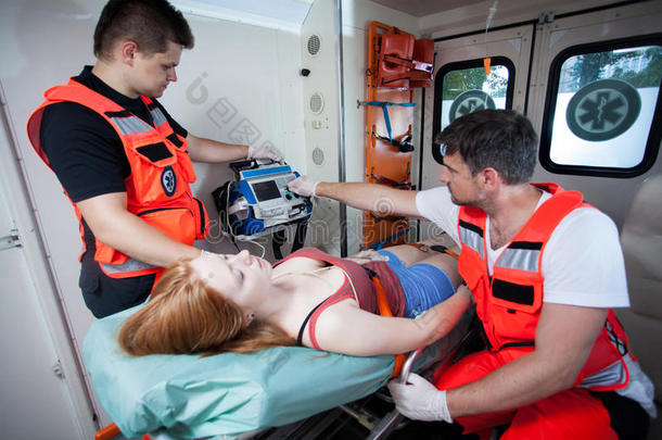 救护人员在救护车上进行急救