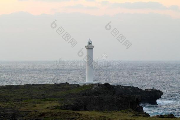 日本冲绳县yomitan村赞帕角灯塔日落时分