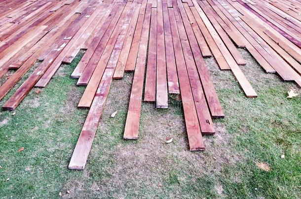 水平草木板