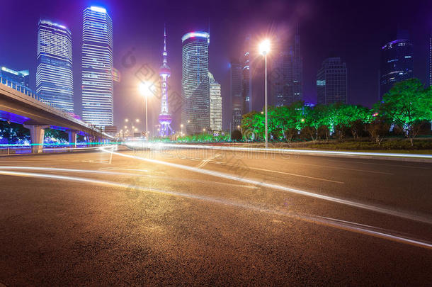 晚上，上海浦东灯光小道