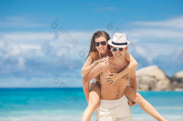 一对情侣在热带海洋的海滩上嬉戏。