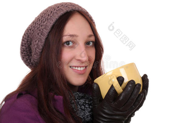 一位年轻女子在<strong>冬天喝茶</strong>的画像