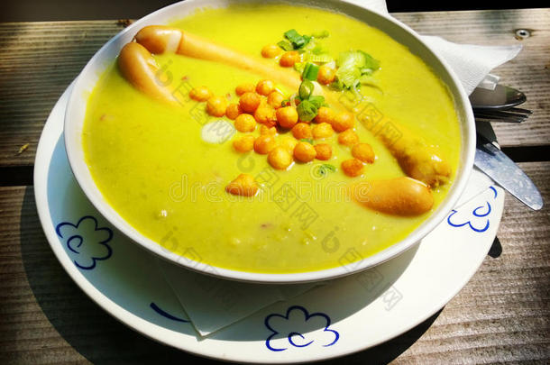 <strong>浓浓</strong>的自制豌豆汤配德国香肠。增加了instagram的效果。