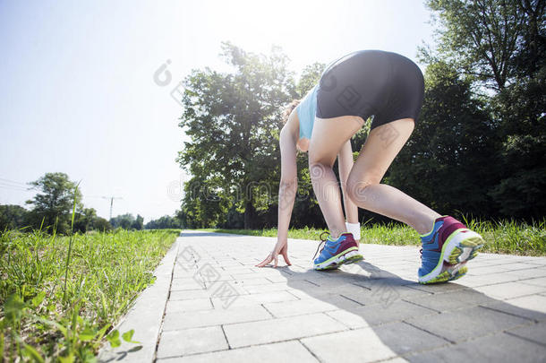 短跑运动员<strong>起跑姿势</strong>