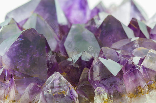 <strong>水晶</strong>石，紫色粗糙的紫<strong>水晶</strong>。