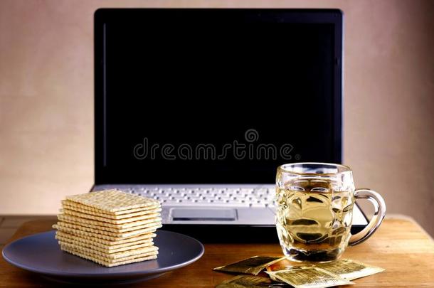 苏打饼干，一杯茶和一台电脑