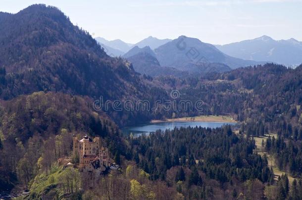 巴伐利亚州霍恩施旺高城堡和阿尔卑斯山