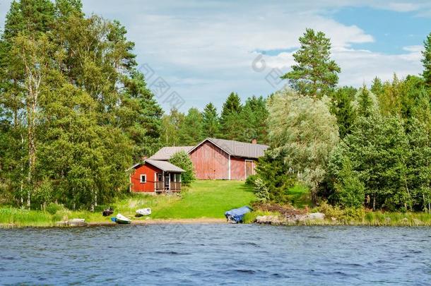芬兰乡村湖边的小屋