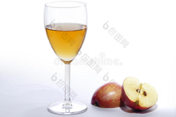 苹果汁在玻璃和切片红苹果，明亮的背景