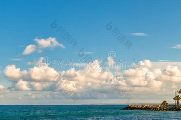利马索尔海岸线全景。塞浦路斯