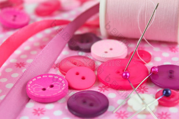 粉红色的缝纫场景，服饰用品。