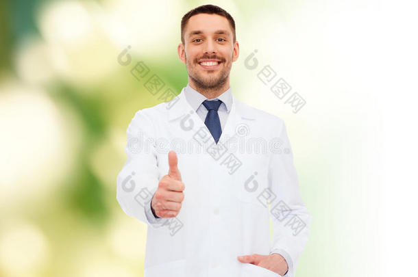 微笑的男医生竖起大拇指