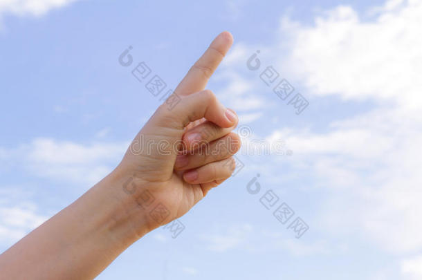 一只手指和一只手伸向蓝天的背景。