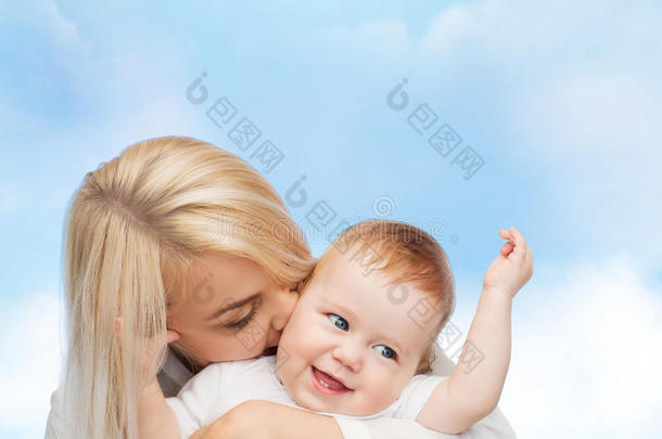 快乐的妈妈亲吻微笑的宝宝