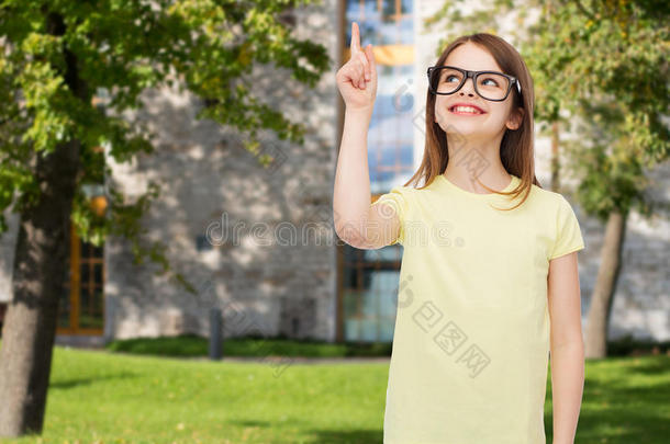 戴着黑眼镜微笑的可爱小女孩