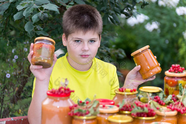 男孩和家里的蔬菜罐头