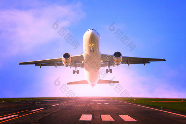 客机从机场跑道起飞用于旅游和货运，货运业的<strong>话题</strong>