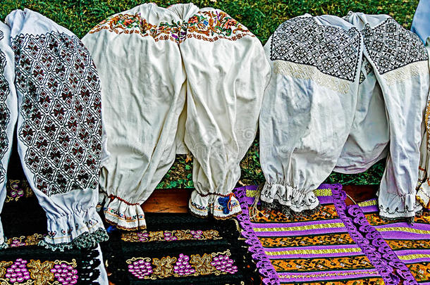 罗马尼亚传统服饰和刺绣材料