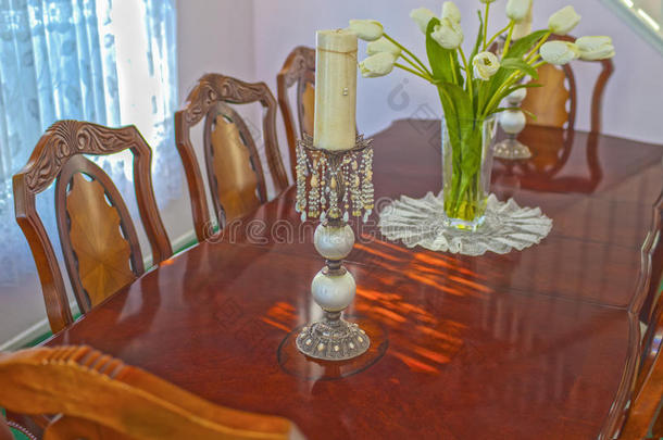 家居环境中的经典老式餐桌