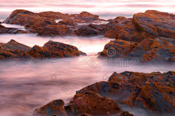 海洋和岩石的慢快门速度拍摄