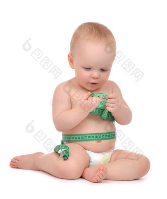 婴幼儿坐着玩卷尺测量图片