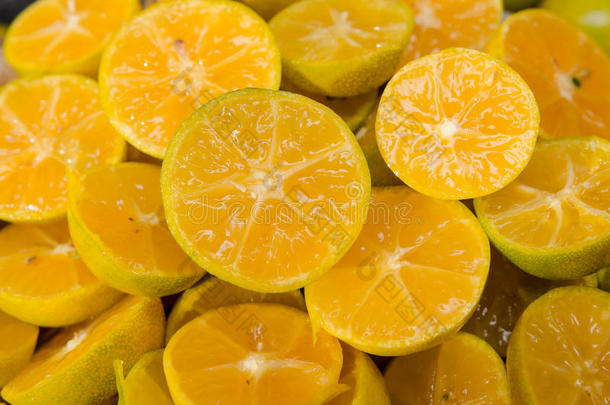 许多新鲜切片柑橘类水果