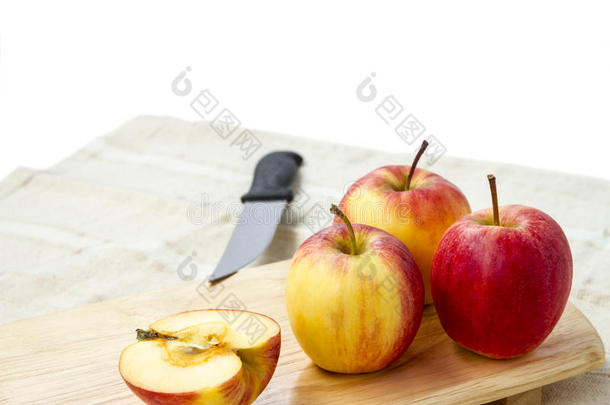 白色木制砧板上的小苹果。