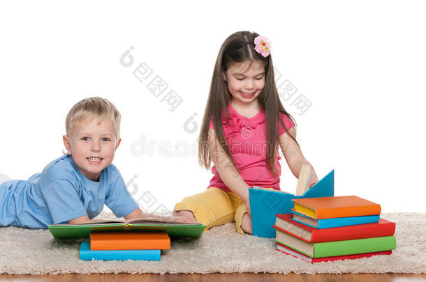 孩子们把书放在地板上