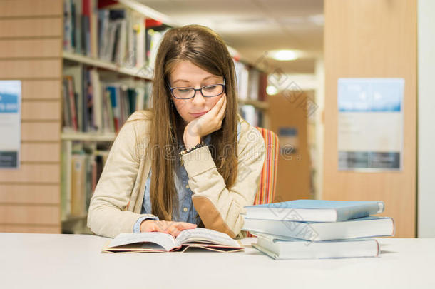 女大学生在图书馆读书