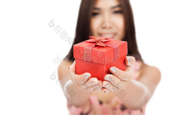漂亮的亚洲女人带着红色礼盒聚焦在盒子上