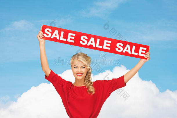 一个穿着红色衣服的女人，上面有卖东西的<strong>牌子</strong>