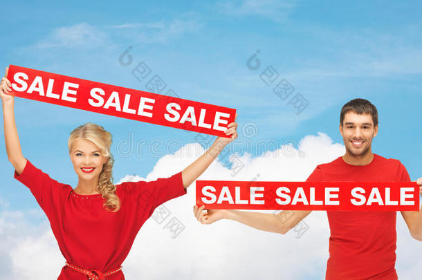 微笑的男人和女人拿着红色的销售标语