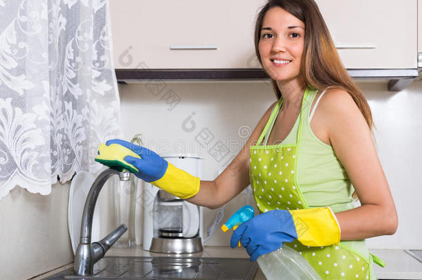 女清洁厨房