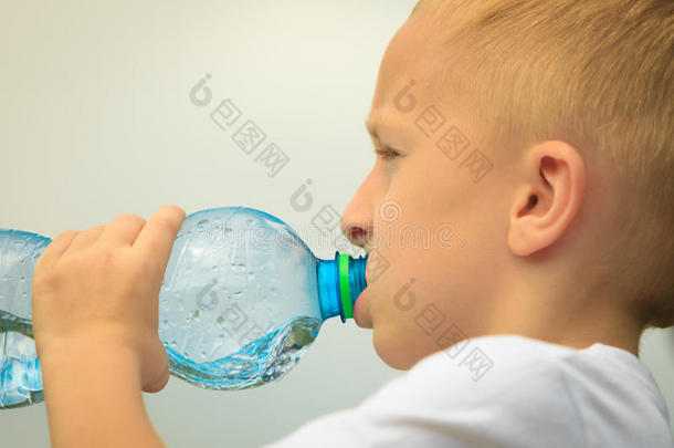 儿童饮用塑料瓶纯<strong>净水</strong>