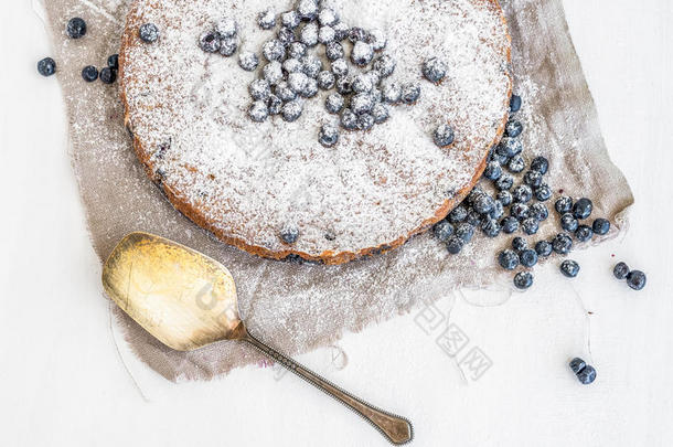 蓝莓蛋糕加奶油糖霜和新鲜蓝莓在白色